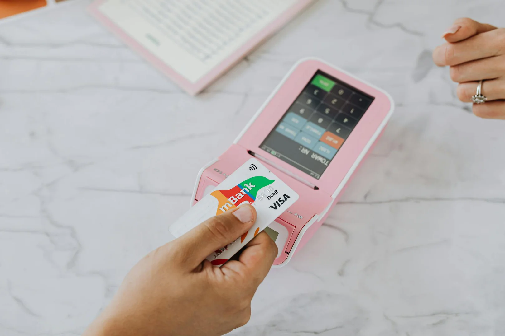 Visa's Intelligent Commerce Expansion in Asien-Pazifik: Herausforderungen und Chancen für Schweizer Finanzdienstleister
